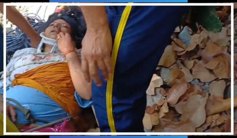 Uttarakhand Road Accident स्कूटी सवार महिला बच्चों सहित खाई में गिरी, महिला की मौत, बच्चे सुरक्षि रेस्क्यू किए
