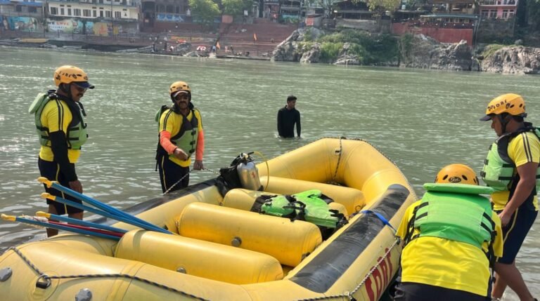 Rishikesh Lakshman Jhula हरियाणा का युवक गंगा में डूबा, एचडीएफसी बैंक में करता था काम ,देखें वीडियो