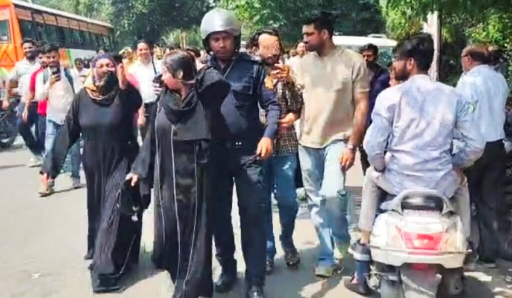 Haridwar Viral Video विदेश में था पति, पड़ोसी को दिल दे बैठी पत्नी, मां ने सरेआम दोनों को चप्पल से पीटा, देखें वीडियो 2 Haridwar Viral Video विदेश में था पति, पड़ोसी को दिल दे बैठी पत्नी, मां ने सरेआम दोनों को चप्पल से पीटा, देखें वीडियो