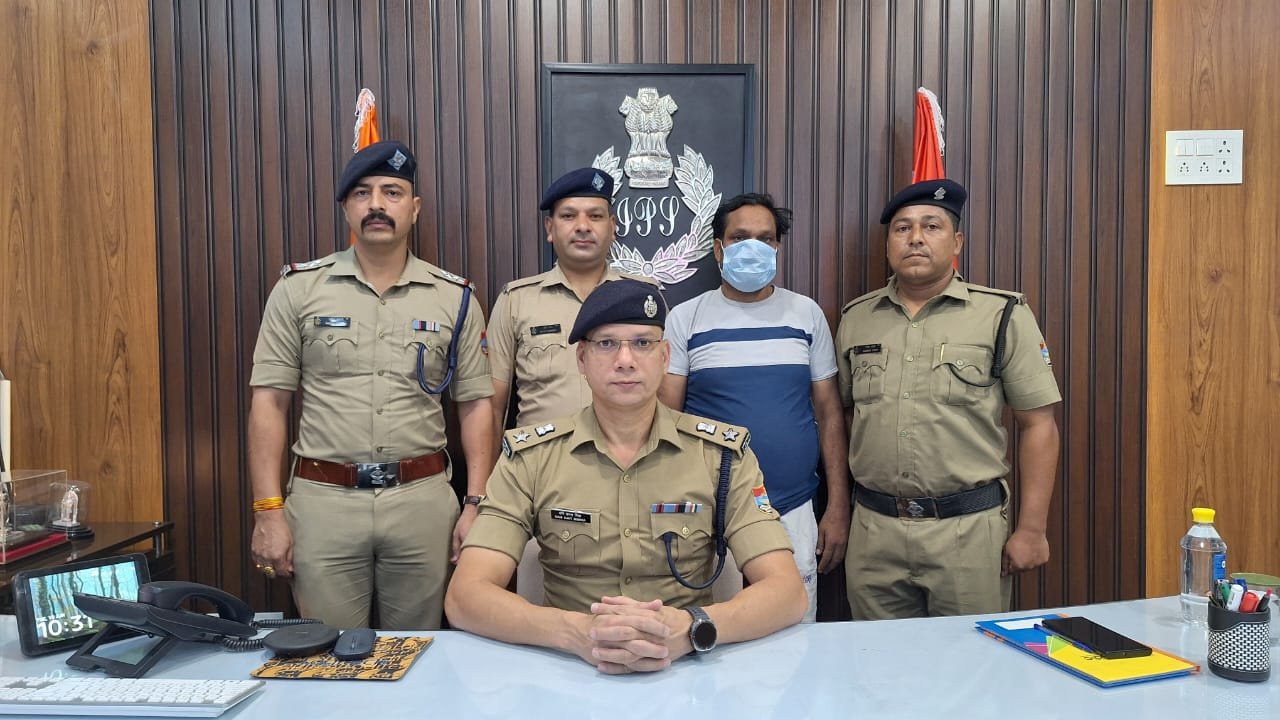 Rudrapur Viral News घर में दबा धन निकलवाने के चक्कर में इज़्ज़त लुटा बैठी महिला, इच्छाधारी बाबा ने वीडियो बनाकर 5 लाख ठगे, 20 लाख और मांगे तो पुलिस ने दिलाया इंसाफ
