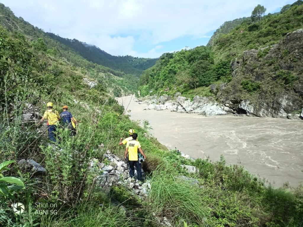 चारधाम यात्रा बस दुर्घटना: रुद्रप्रयाग में मिनी बस खाई में गिरी, 2 की मौत, आठ घायल, दस लापता, पढ़े सबके नाम 2 IMG 20250626 WA0010