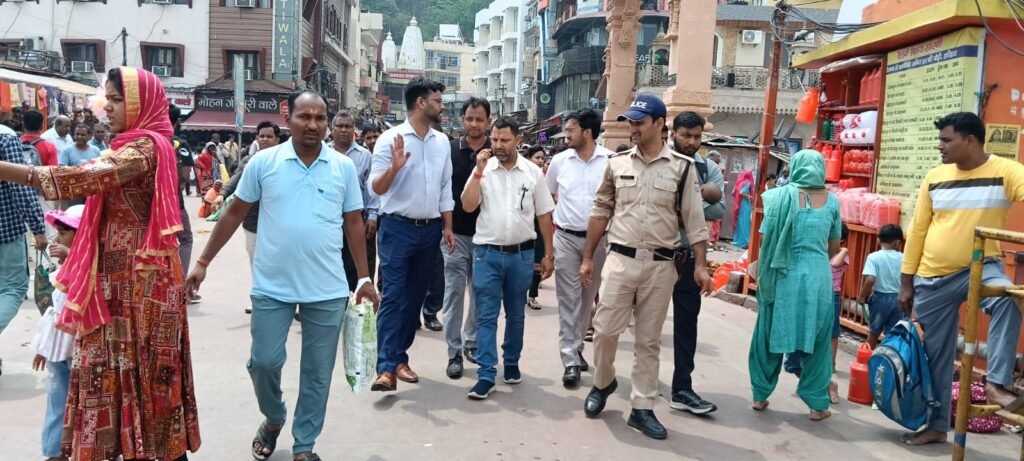 IAS Nandan Kumar गंगा घाटों पर हर पचास मीटर पर होंगे डस्टबिन, नगर आयुक्त ने निरीक्षण कर दी सख्त हिदायत 2 IAS Nandan Kumar गंगा घाटों पर हर पचास मीटर पर होंगे डस्टबिन, नगर आयुक्त ने निरीक्षण कर दी सख्त हिदायत