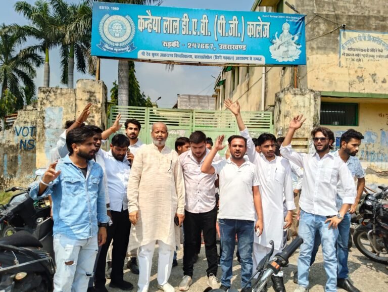 रुड़की में छात्र संघ चुनाव की मांग को लेकर प्रदर्शन*