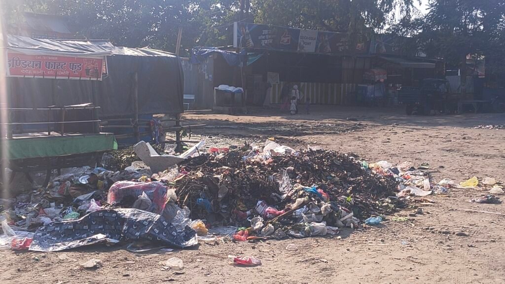 कलियर दरगाह साबिर पाक क्षेत्र में गंदगी के अंबार, जायरीनों और स्थानीय लोगों को भारी परेशानी 3 1000239956