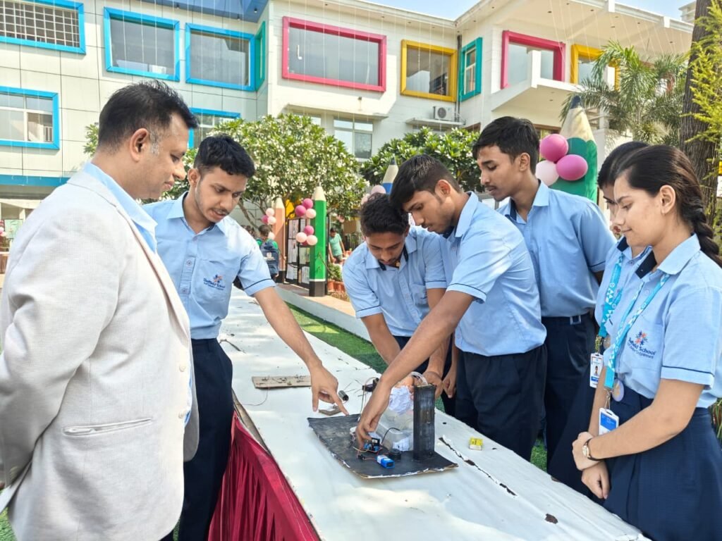 शेफील्ड स्कूल में 'ज्ञान-विज्ञान प्रदर्शनी' का भव्य आयोजन, छात्रों के मॉडलों ने मोहा मन 2 1000264413