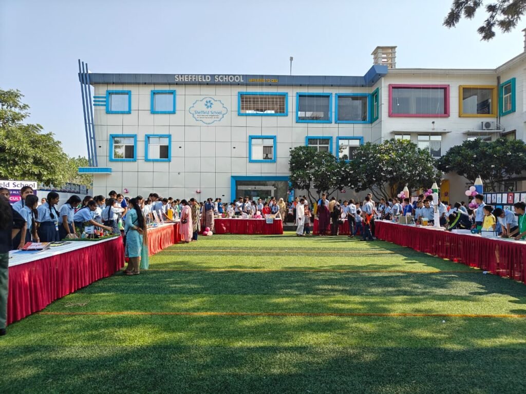 शेफील्ड स्कूल में 'ज्ञान-विज्ञान प्रदर्शनी' का भव्य आयोजन, छात्रों के मॉडलों ने मोहा मन 4 1000264419