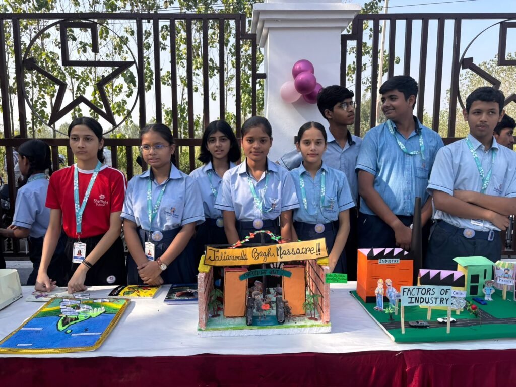 शेफील्ड स्कूल में 'ज्ञान-विज्ञान प्रदर्शनी' का भव्य आयोजन, छात्रों के मॉडलों ने मोहा मन 3 1000264426