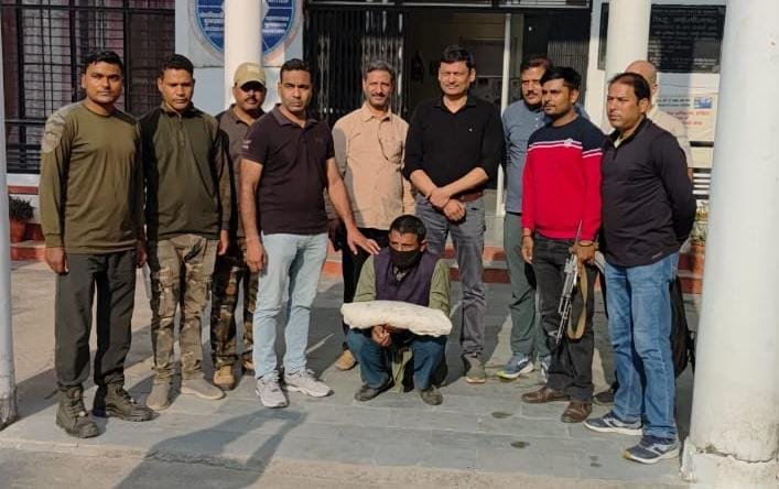 🐘 उत्तराखंड: वन्यजीव तस्करी पर एसटीएफ का बड़ा प्रहार, खानपुर रेंज से हाथी दांत के साथ तस्कर गिरफ्तार