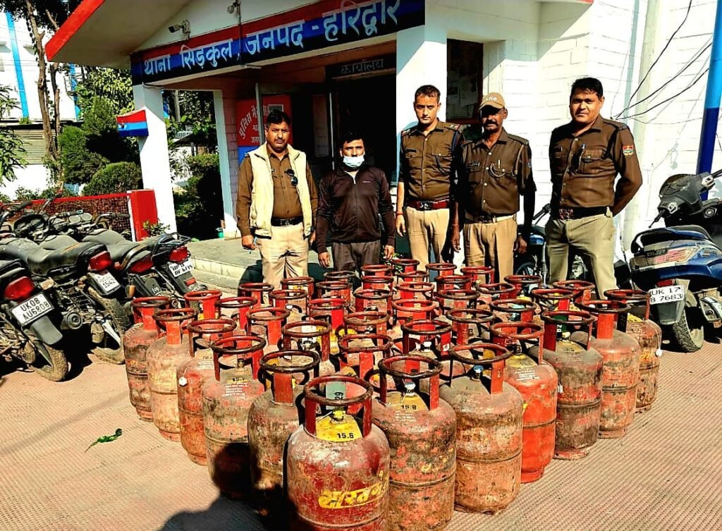 हरिद्वार पुलिस की 'डबल अलर्ट' धमाकेदार कार्रवाई! भीड़भाड़ वाले इलाके से अवैध LPG सिलेंडरों का जखीरा बरामद, एक गिरफ्तार 2 IMG 20251116 WA0019