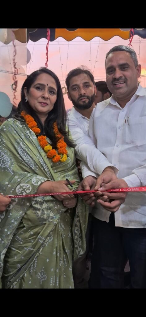 गोल्डन टेलीकॉम एंड इलेक्ट्रॉनिक्स का भव्य आगाज़! विधायक धर्मपत्नी सोनिया शर्मा ने किया उद्घाटन, स्कूटी और सैकड़ों उपहारों की हुई बौछार 4 IMG 20251118 WA0033