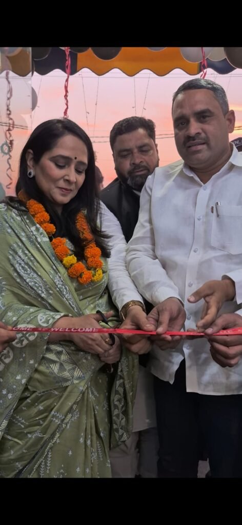 गोल्डन टेलीकॉम एंड इलेक्ट्रॉनिक्स का भव्य आगाज़! विधायक धर्मपत्नी सोनिया शर्मा ने किया उद्घाटन, स्कूटी और सैकड़ों उपहारों की हुई बौछार 3 IMG 20251118 WA0034