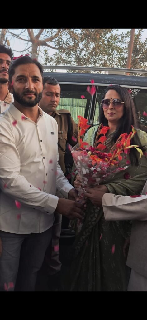 गोल्डन टेलीकॉम एंड इलेक्ट्रॉनिक्स का भव्य आगाज़! विधायक धर्मपत्नी सोनिया शर्मा ने किया उद्घाटन, स्कूटी और सैकड़ों उपहारों की हुई बौछार 2 IMG 20251118 WA0035