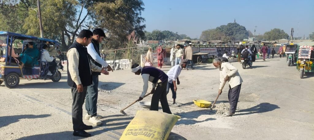 संकटमोचक बने सभासद: पिरान कलियर के 'स्टील गार्डर पुल' पर सरियों का जंगल खत्म, जनता को मिली बड़ी राहत! 3 IMG 20251129 WA00531