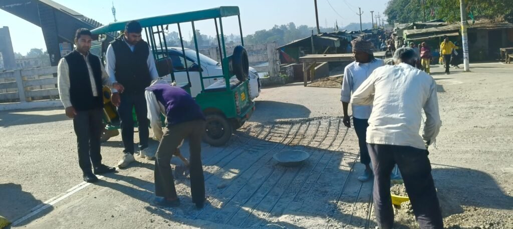 संकटमोचक बने सभासद: पिरान कलियर के 'स्टील गार्डर पुल' पर सरियों का जंगल खत्म, जनता को मिली बड़ी राहत! 5 IMG 20251129 WA0054