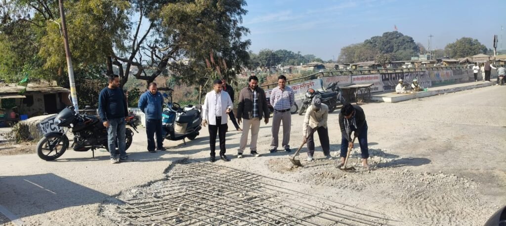 संकटमोचक बने सभासद: पिरान कलियर के 'स्टील गार्डर पुल' पर सरियों का जंगल खत्म, जनता को मिली बड़ी राहत! 4 IMG 20251130 WA0004