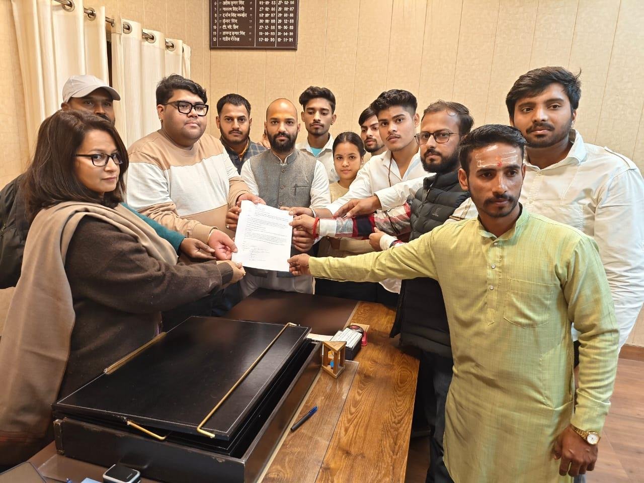 ढाई सौ करोड़ के अमेरिकन आश्रम के लिए एक मंच पर आए भाजपा—कांग्रेस नेता, स्थानीय लोगों ने की जांच की मांग