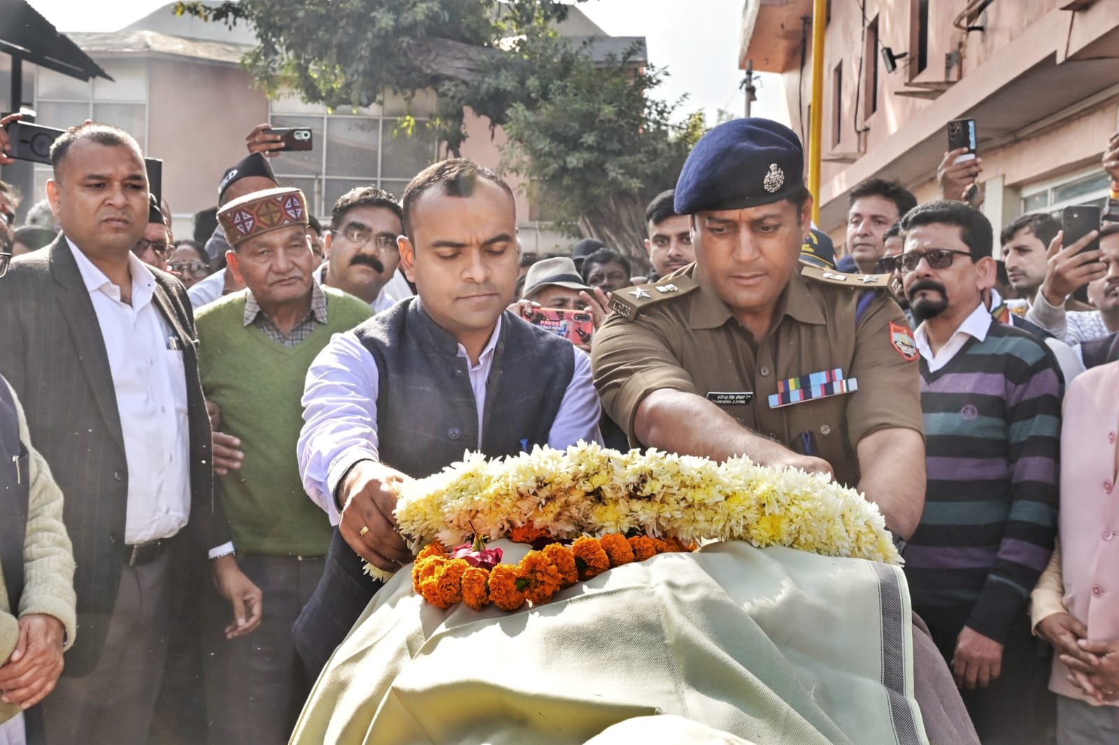मुख्यमंत्री धामी की श्रद्धांजलि: हरिद्वार में सभी सरकारी कार्यालय बंद, दिवाकर भट्ट को राजकीय सम्मान के साथ अंतिम विदाई