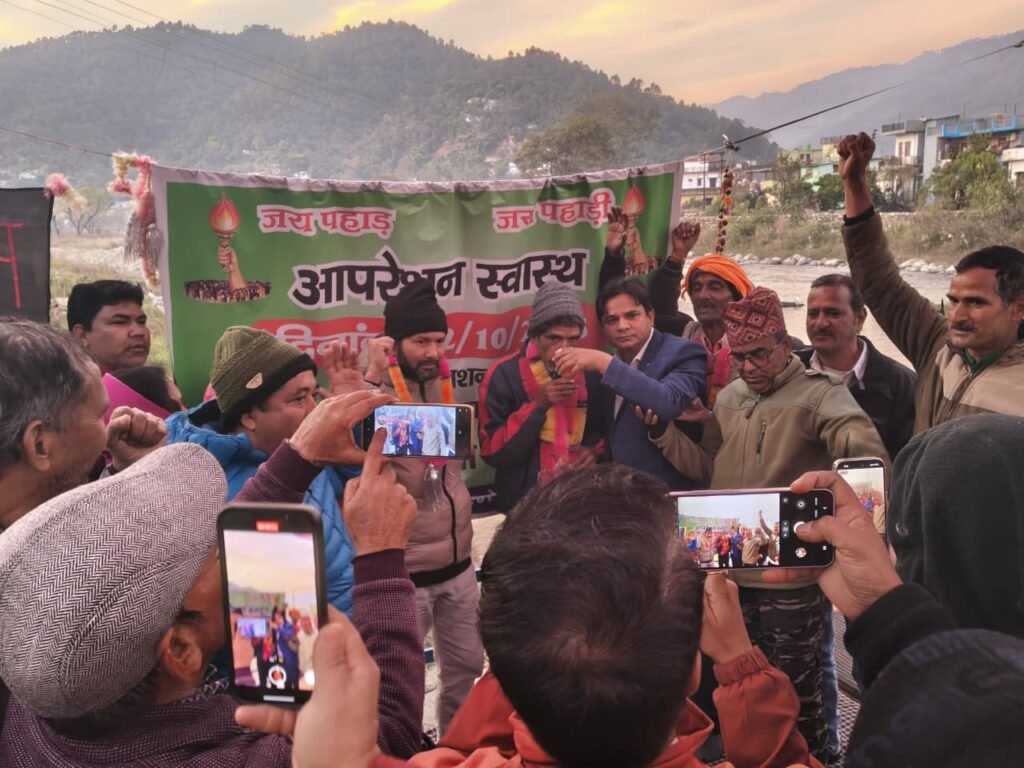 सीएम धामी के आश्वासन पर अल्मोड़ा में स्वास्थ्य सेवाओं को लेकर चल रहा आंदोलन स्थगित, लोगों ने जताई खुशी 2 सीएम धामी के आश्वासन पर अल्मोड़ा में स्वास्थ्य सेवाओं को लेकर चल रहा आंदोलन स्थगित, लोगों ने जताई खुशी