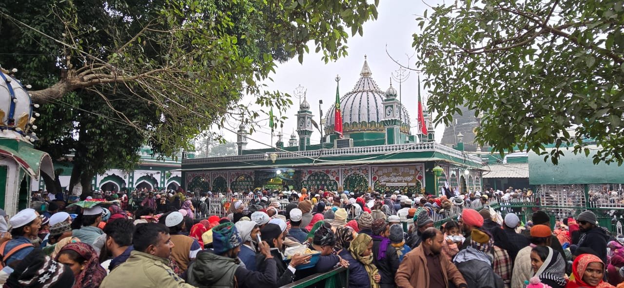 कलियर शरीफ में ‘अर्जी माफिया’ का आतंक: साबिर पाक की चौखट पर आस्था के नाम पर ‘रूहानी डकैती’–