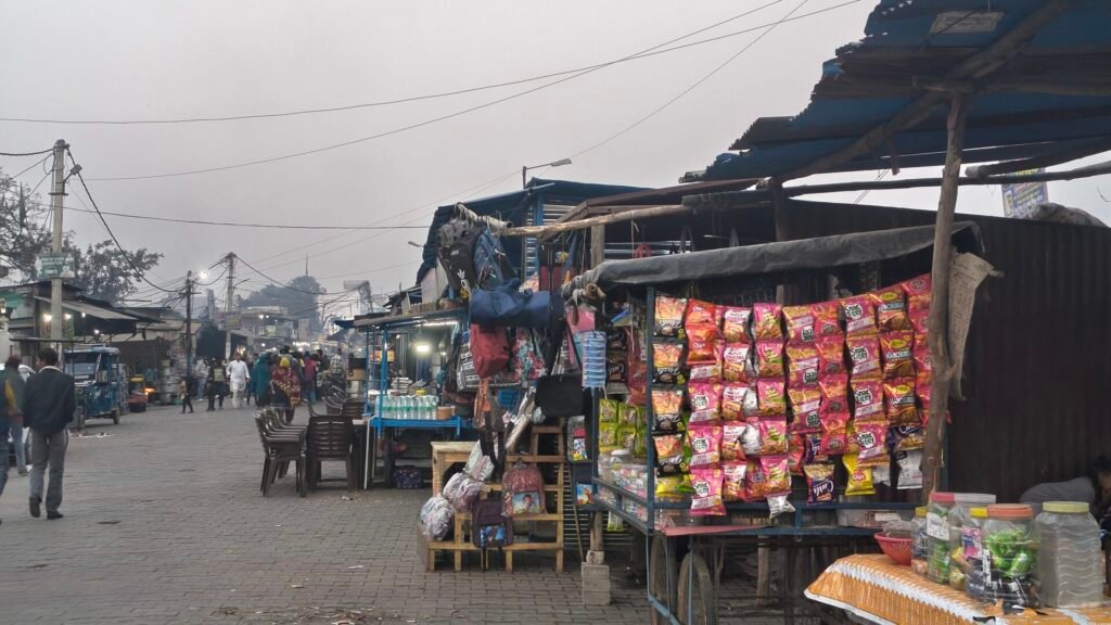 मुख्य मार्ग पर बेतरतीब कब्ज़ा: हज हाउस रोड बनी 'संकरी गली', तीर्थयात्री और स्थानीय परेशान- 2 IMG 20251207 171806584 HDR