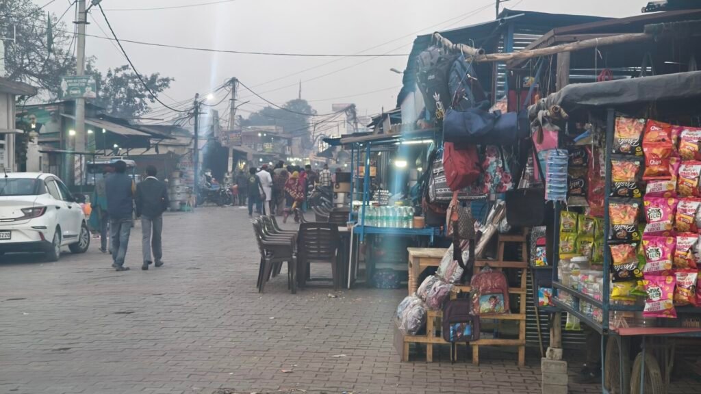 मुख्य मार्ग पर बेतरतीब कब्ज़ा: हज हाउस रोड बनी 'संकरी गली', तीर्थयात्री और स्थानीय परेशान- 3 IMG 20251207 171811009 HDR