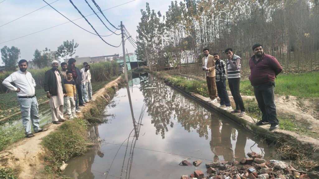 कलियर:-सुशासन के दावों की खुली पोल: कलियर नगर पंचायत के वार्ड 07 में एक साल से सड़क नहीं, सिर्फ़ 'बीमारी का तालाब' 2 IMG 20251213 145316204 HDR