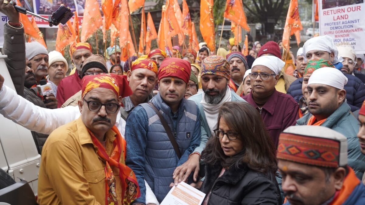 प्राचीन पीर रतन मंदिर पर बुल्डोजर की कार्रवाई से सनातनियों में रोष, ज्ञापन सौंप मंदिर की जमीन वापस देने की मांग