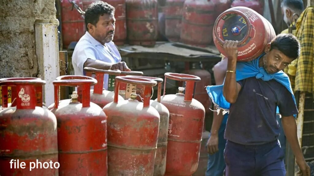 Lpg Gas Cylinders Shortage कमर्शियल एलपीजी सिलेंडर पर पूरी तरह रोक, घरेलू सिलेंडरों की कालाबाजारी शुरु, अफसर बैठकों में व्यस्त