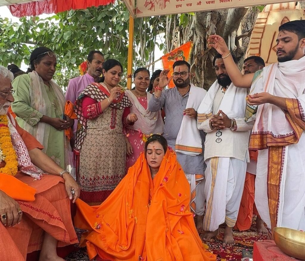 मॉडल से संन्यासी बनी महाकुंभ वायरल गर्ल हर्षा रिछारिया, नए नाम के साथ आएंगी हरिद्वार कुंभ मेला