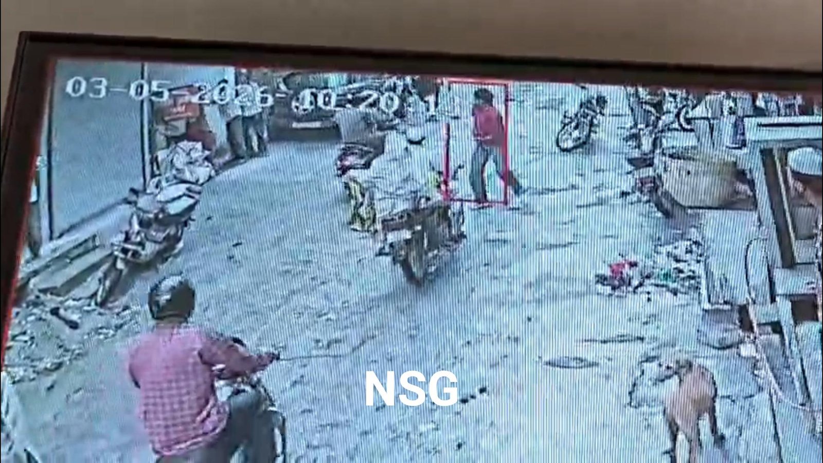Haridwar Viral Video काम के दौरान मजदूर ने चलाया मोबाइल तो चला दी गोली, मजदूर किसी तरह बचा, वीडियो वायरल