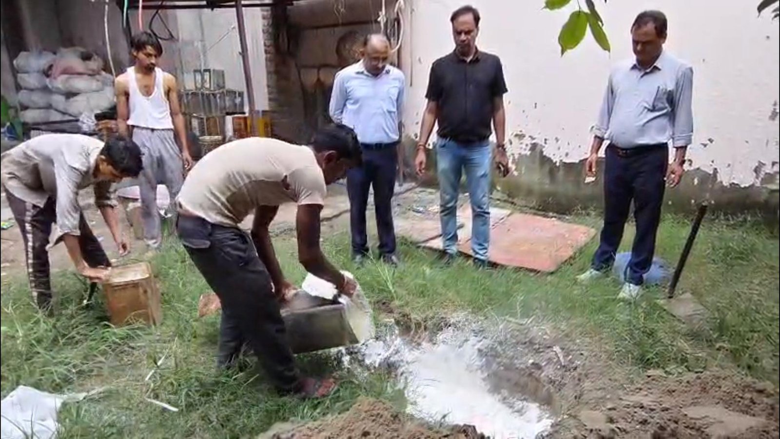 Food Safety रसगुल्लों के कनस्तरों में मिली मरी हुई मक्खियां, कंपनी सील, लाइसेंस निरस्त, सिडकुल में भी छापे, हड़कंप